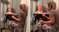 Mamá tiene curiosa técnica para que su bebé coma toda su comida y miles se ríen al verlo [VIDEO]