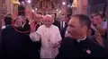 Papa Francisco en Chile: Monja quiere abrazarlo y seguridad se lo impide