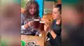 Desafían a mujer a beber gran chopp de cerveza y ella acaba en tiempo récord [VIDEO]