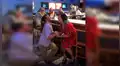 Hombre finge pedida de matrimonio en bar para obtener bebidas gratis [VIDEO]