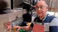 Anciano se queda sin trabajo en plena pandemia y crea canal de cocina para ganarse la vida [VIDEO] 
