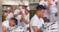 Trabajadores de conocido restaurante limeño le cantan ‘Feliz Cumpleaños’ a un joven ebrio