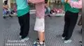 Mujer hacía cola para entrar al banco, pero fue víctima de un roedor que se metió entre su ropa