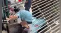 Gamarra: mujer se mete a un ducto subterráneo de basura para sacar monedas de 50 céntimos