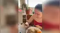 Gato hambriento intenta llamar la atención de su dueña para que le invite comida [VIDEO] 