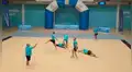 Papás realizan coreografía de gimnasia rítmica y se roban el show en colegio de sus hijas [VIDEO]