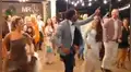 Novio baila salsa en plena boda y ‘obliga’ a sus invitados seguir su atrevida coreografía [VIDEO] 