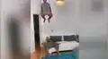 Se esconde para jugarle una broma a sus mascotas y estos tienen peculiar reacción [VIDEO]