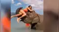 Facebook viral: Intenta tomarse foto sobre la trompa de un elefante y este la deja en ridículo [VIDEO]