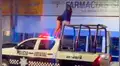 YouTube viral: Policía intenta atrapar a joven ebria y ella se burla bailando sexy twerking [VIDEO]
