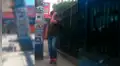 Captan la conducta extraña de pájaro con transeúntes que pasan por campus de universidad [VIDEO]