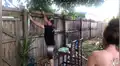 Convierte su cerca en una mesa para almorzar con sus vecinos durante cuarentena [VIDEO]