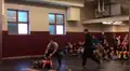 YouTube: Bebé va al “rescate” de su hermana en pleno combate de lucha [VIDEO]