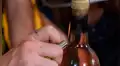 ¿Es posible sacar el corcho de una botella calentando el pico con un encendedor? [VIDEO]