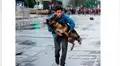 Joven es ovacionado en redes sociales tras rescatar a un perro en medio de protesta en Chile