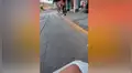 Encuentra hambriento perro callejero, le compra comida y este le ‘agradece’ con emotivo gesto [VIDEO]