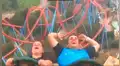 Joven se sube a montaña rusa y atrapa en el aire un celular que caía a más de 130 km/h [VIDEO]
