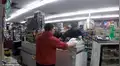 Joven elabora falso asalto en tienda para pedirle matrimonio a su enamorada [VIDEO]