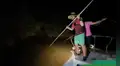 Jóvenes acuden a pescar de noche y uno de ellos protagoniza divertida escena [VIDEO]