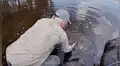 Pescador se sumerge en río de 'aguas oscuras’ y atrapa gigantesca criatura [VIDEO]