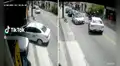 ¡Pudo ser mortal!: motociclista choca y termina en el techo de auto que salía de cochera