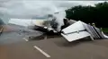 Avión que supuestamente transportaba droga se incendia en una carretera de México [VIDEO]