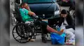 Enfermera tiene noble gesto con un hombre indigente en silla de ruedas [FOTOS]