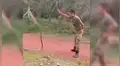 Chico militar se topa con enorme serpiente venenosa y sorprende con su rápida reacción [VIDEO]