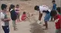 Niños construyen rompemuelle en Trujillo para evitar que atropellen a perritos