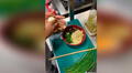 Cocinero enseña a preparar sopa ramen en poco tiempo y su receta se viraliza