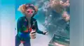 Mujer abre una Coca Cola en el fondo del mar y algo extraño pasa [VIDEO]