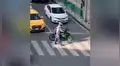 Motociclista tiene noble gesto para ayudar a un anciano a cruzar la calle [VIDEO]