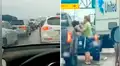 Conductor se baja de su carro pleno tráfico y acaricia a perro para no aburrirse [VIDEO]