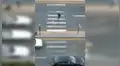 Señor arriesga su vida para impedir que conductores atropellen a un perro callejero [VIDEO]