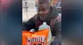 Dueño de tienda ayuda a indigente que miraba la comida fuera del local [VIDEO]