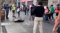 Perro reposa en plena calle y enternece a los transeúntes [VIDEO]