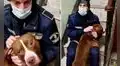 Policía consuela a perro que dejaron abandonado en la puerta de un edifico