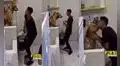 Joven le baila y besa a un perrito para que esté calmado antes de su baño