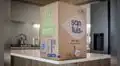 Marca de agua presenta caja de 20 litro reciclable