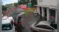 Enorme placa de vidrio no se rompe tras caerse de un camión de reparto 