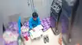 Captan a vigilante estudiando dentro de un cajero automático