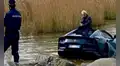 Olvida colocar el freno y halla su auto de 300.000 euros hundido en un lago