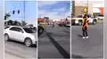 Vendedor de alitas en México dirige el tráfico tras falla de electricidad