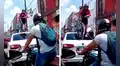 Ciclista camina por encima de un auto al ver que no respetaba la ciclovía