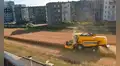 Granjero se negó a vender su terreno y ahora cosecha entre edificios de viviendas