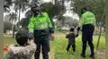 Policía y niño protagonizan tierna escena mientras caminan de la mano
