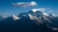 ¿Cuál es la montaña más alta del mundo y dónde está ubicada?