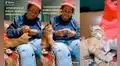 Joven graba a su abuela mientras teje un pequeño gorro para su querido gatito