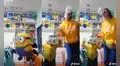 Madre utiliza papel higiénico para disfrazarse de minion y jugar con su hijo