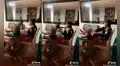 Joven realizaba una exposición y su gatito pensó que iba a jugar con él